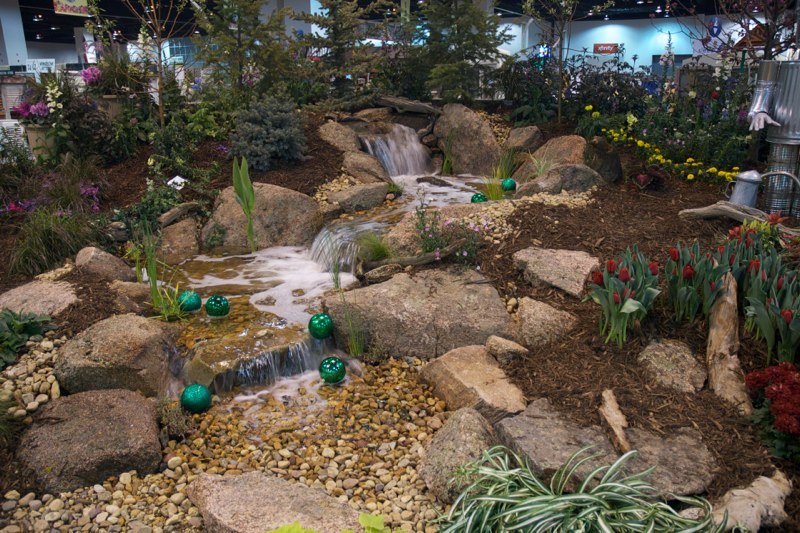 The pondless with reflecting balls